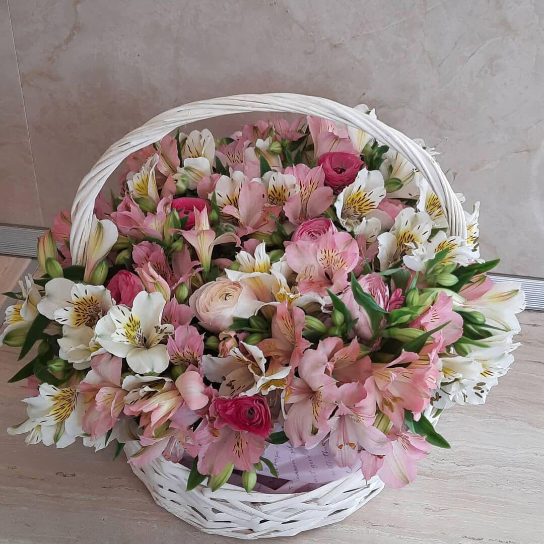 Альстромерия с ранункулюсами - 51 шт.