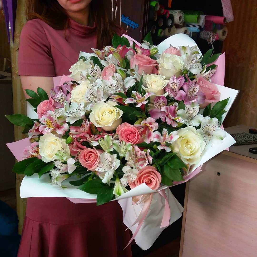 Альстромерия с розами - 51 шт.