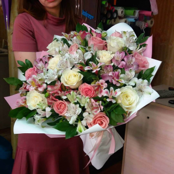 Альстромерия с розами - 51 шт.