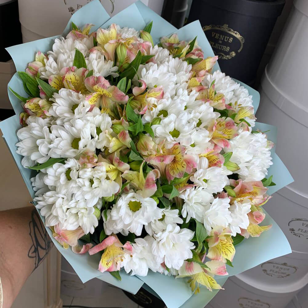 Альстромерия с хризантемами - 19 шт.