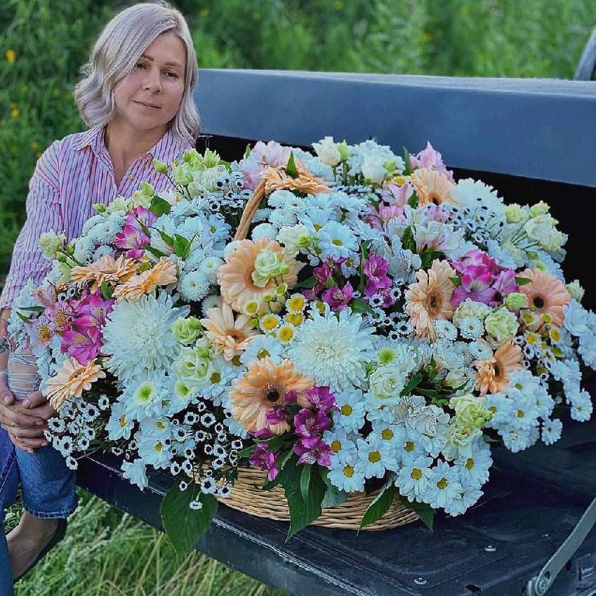 Микс из хризантем в корзине - 151 шт.