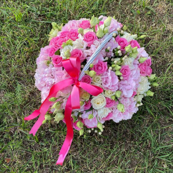 Розы с гортензиями в корзине от 51 шт.