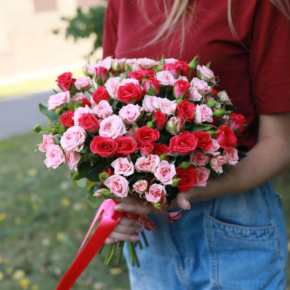 Красно-розовые кустовые розы - 33 шт.