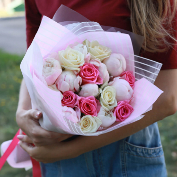Розы с пионами в букете - 19 шт.