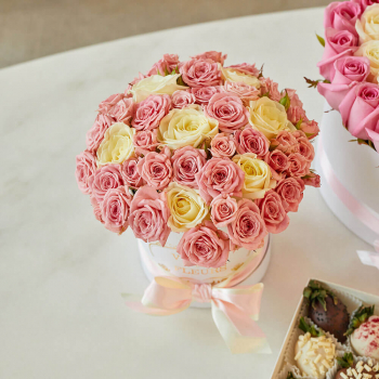 Кустовые с розами в коробке от 19 шт.