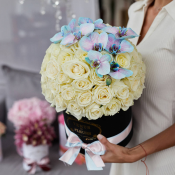 Белые розы с орхидеями от 51 шт. Белые розы с орхидеями от 51 шт.