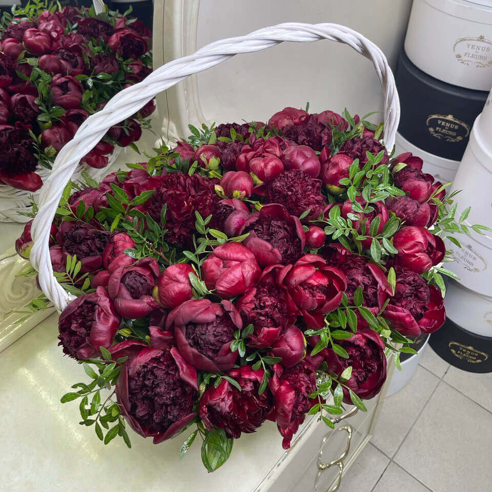 Бордовые пионы в корзине от 25 шт.