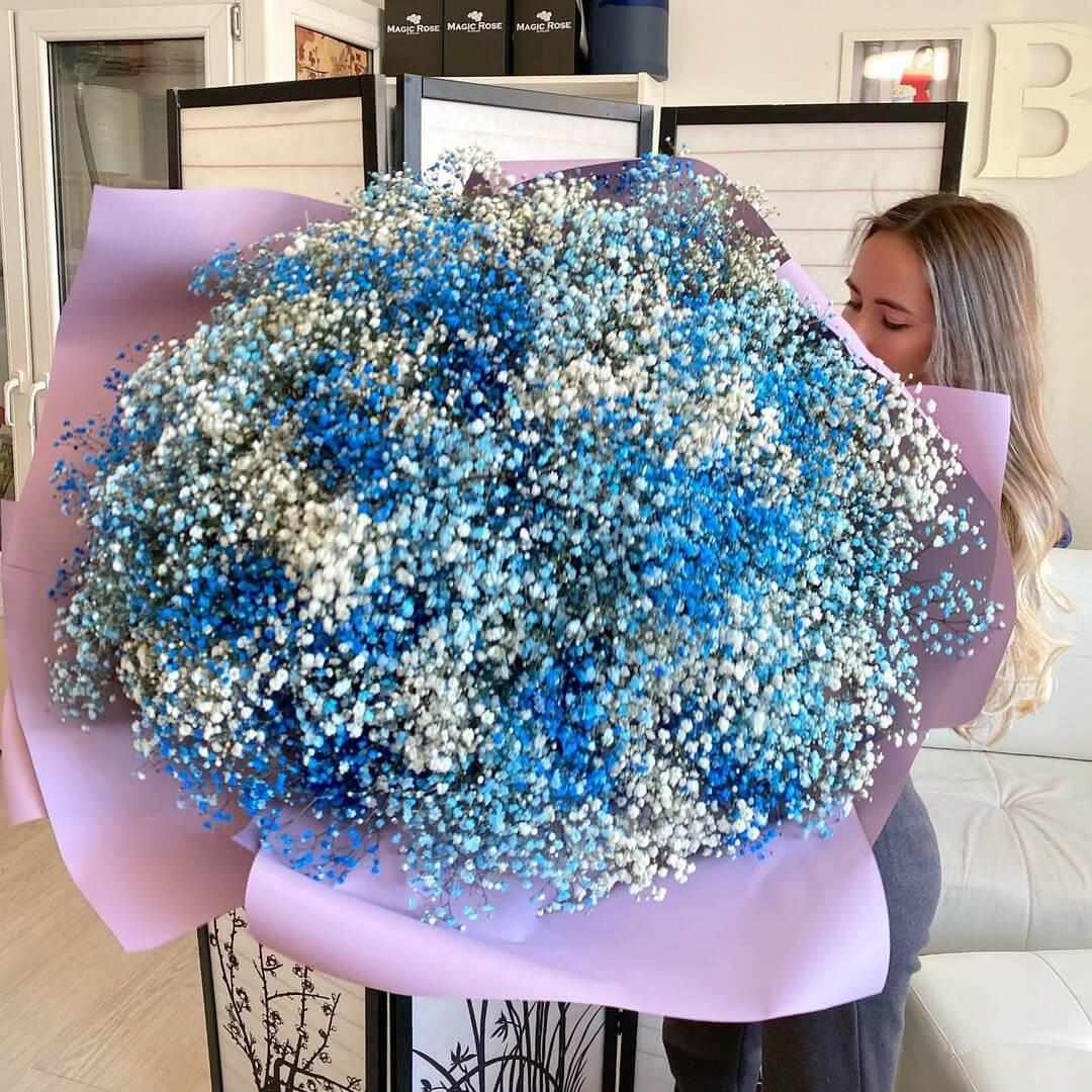 101 сине-белая гипсофила в букете