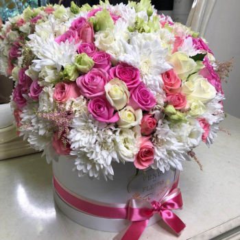 Розы с хризантемами в коробке от 41 шт. Розы с хризантемами в коробке от 41 шт.