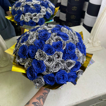 101 сине-серебряная роза в букете