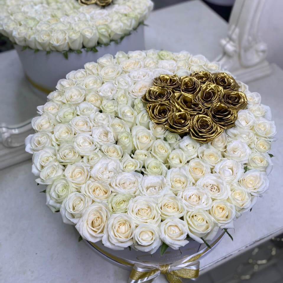 Белые розы с золотым сердцем от 51 шт.