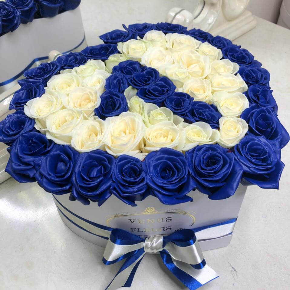 65 белых роз с синей окантовкой - дата