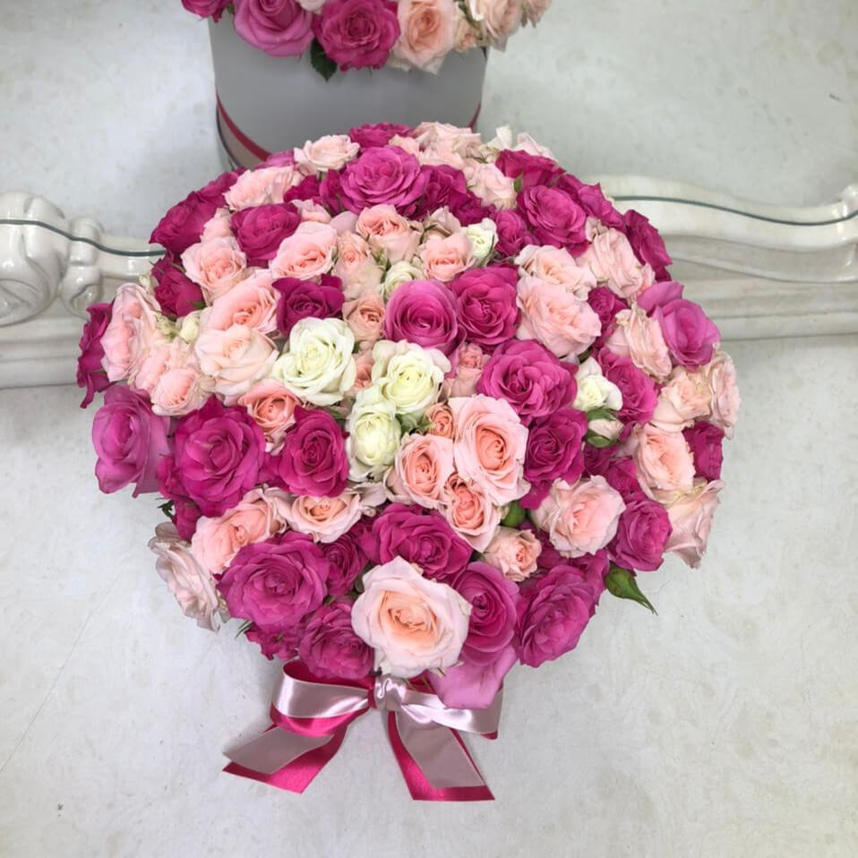 Бело-малиновые кустовые розы от 29 шт.