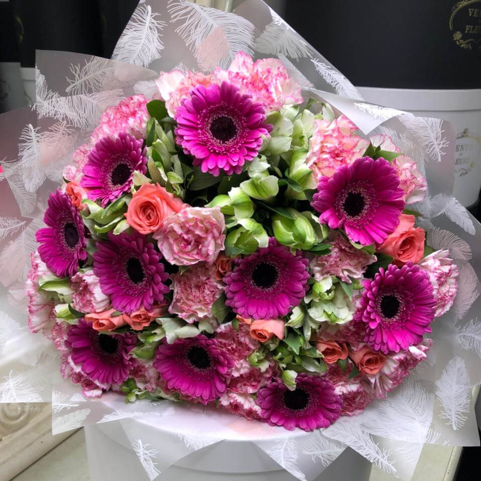 Герберы с гвоздиками - 51 шт.