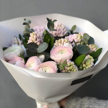 Ранункулюсы с гиацинтами - 19 шт.