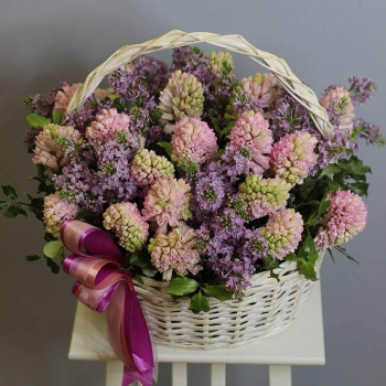 Гиацинты с сиренью в корзине - 35 шт.