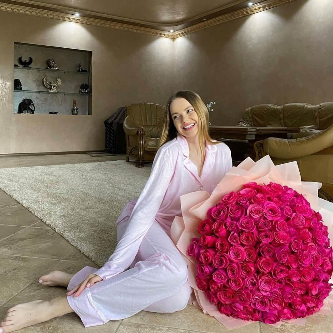 201 малиновая роза в букете