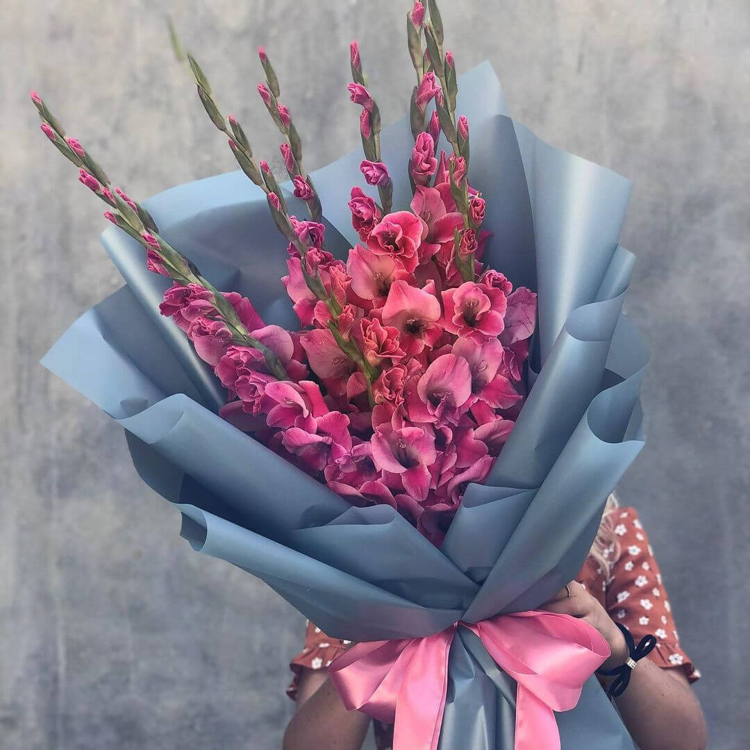 9 розовых гладиолусов в букете