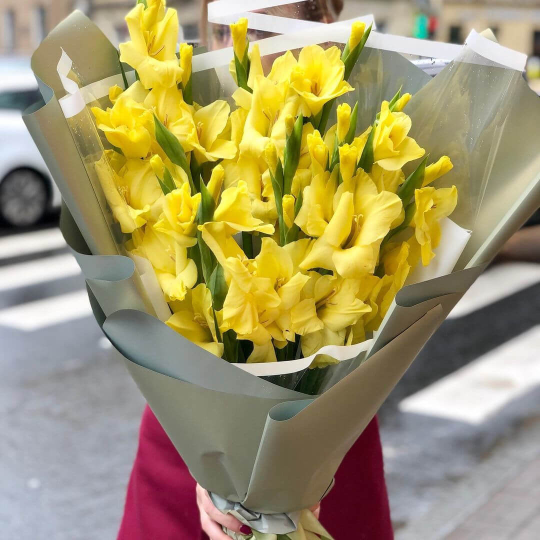 15 желтых гладиолусов в букете