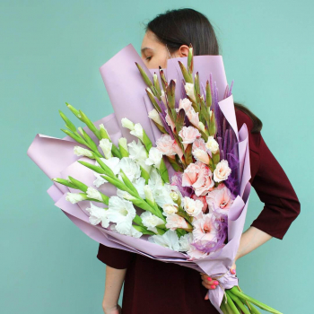 19 гладиолусов с сухоцветом