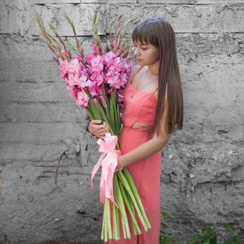 Розовые гладиолусы в букете - 15 шт.