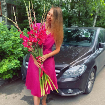 9 ярко-розовых гладиолусов в букете
