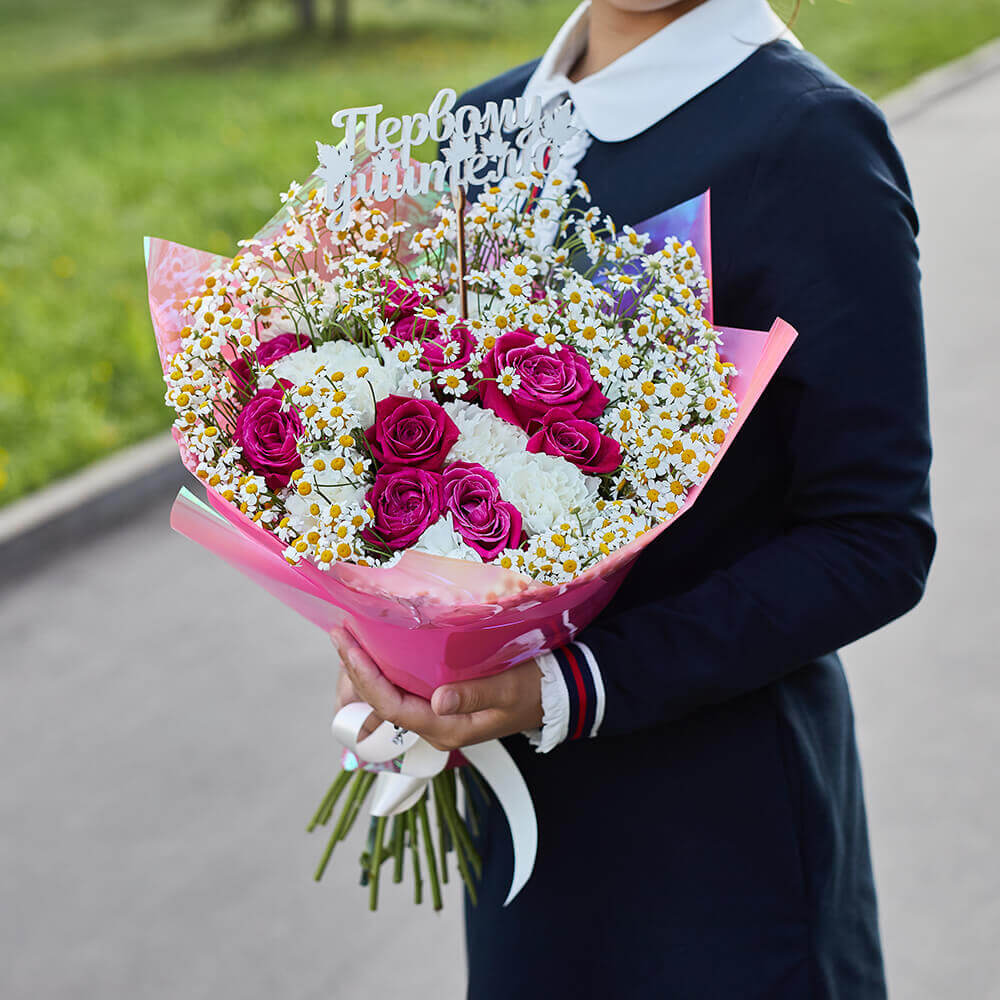 Малиновые розы с ромашками - 31 шт.
