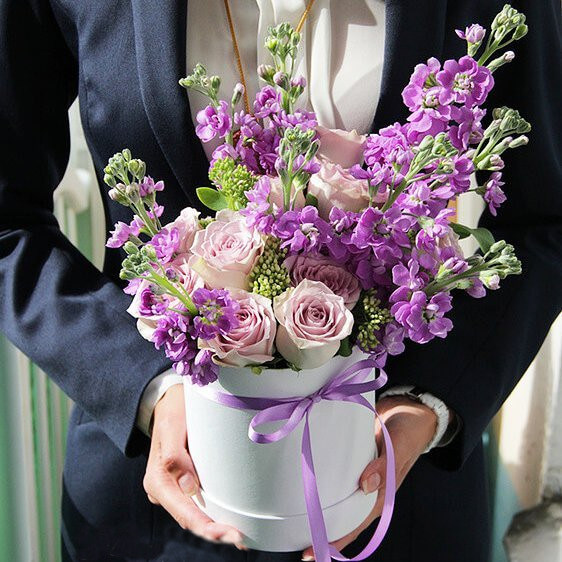 Маттиолы с розами в коробке - 19 шт.