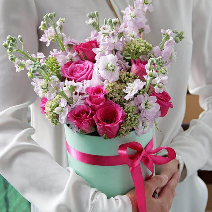 Маттиолы с розами в коробке - 19 шт.