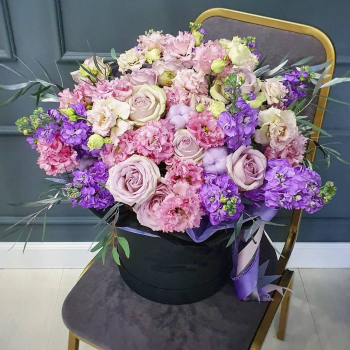 Маттиолы с розами в коробке - 41 шт.