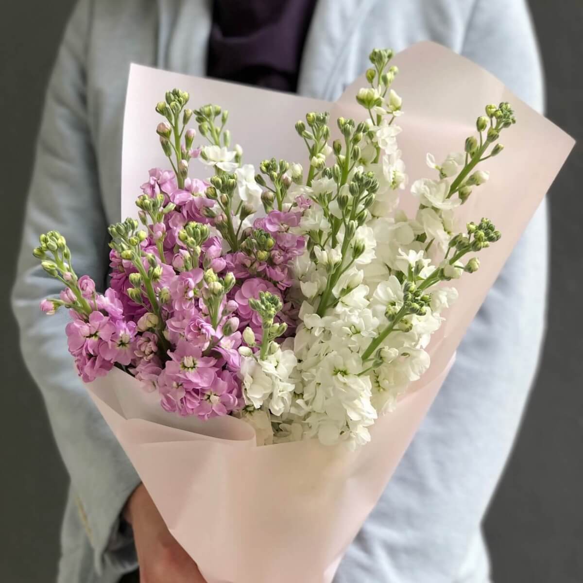 15 бело-розовых маттиол в букете