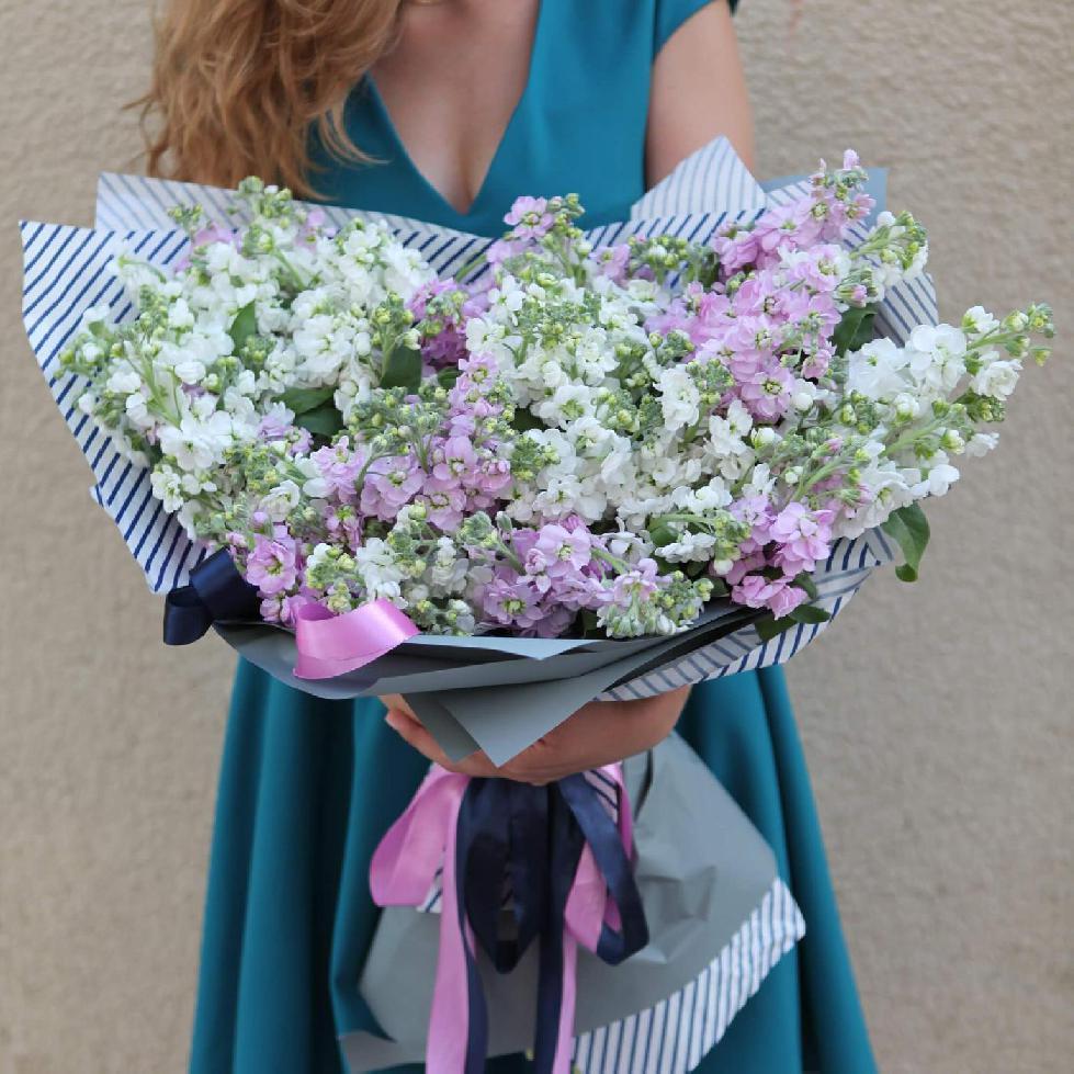 51 бело-розовая маттиола в букете