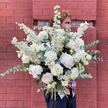 Букет из роз и дельфиниума - 41 шт. Букет из роз и дельфиниума - 41 шт.