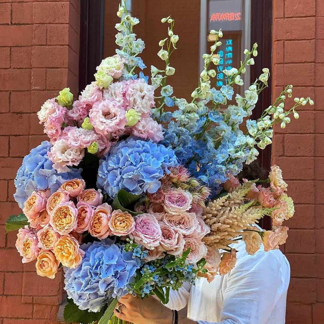 Букет из дельфиниума и пионовидных роз - 45 шт.