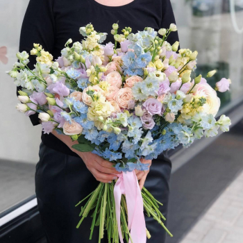 Дельфиниум с розами в букете - 29 шт.