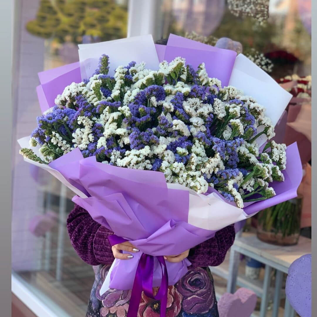 51 бело-фиолетовая  статица в букете