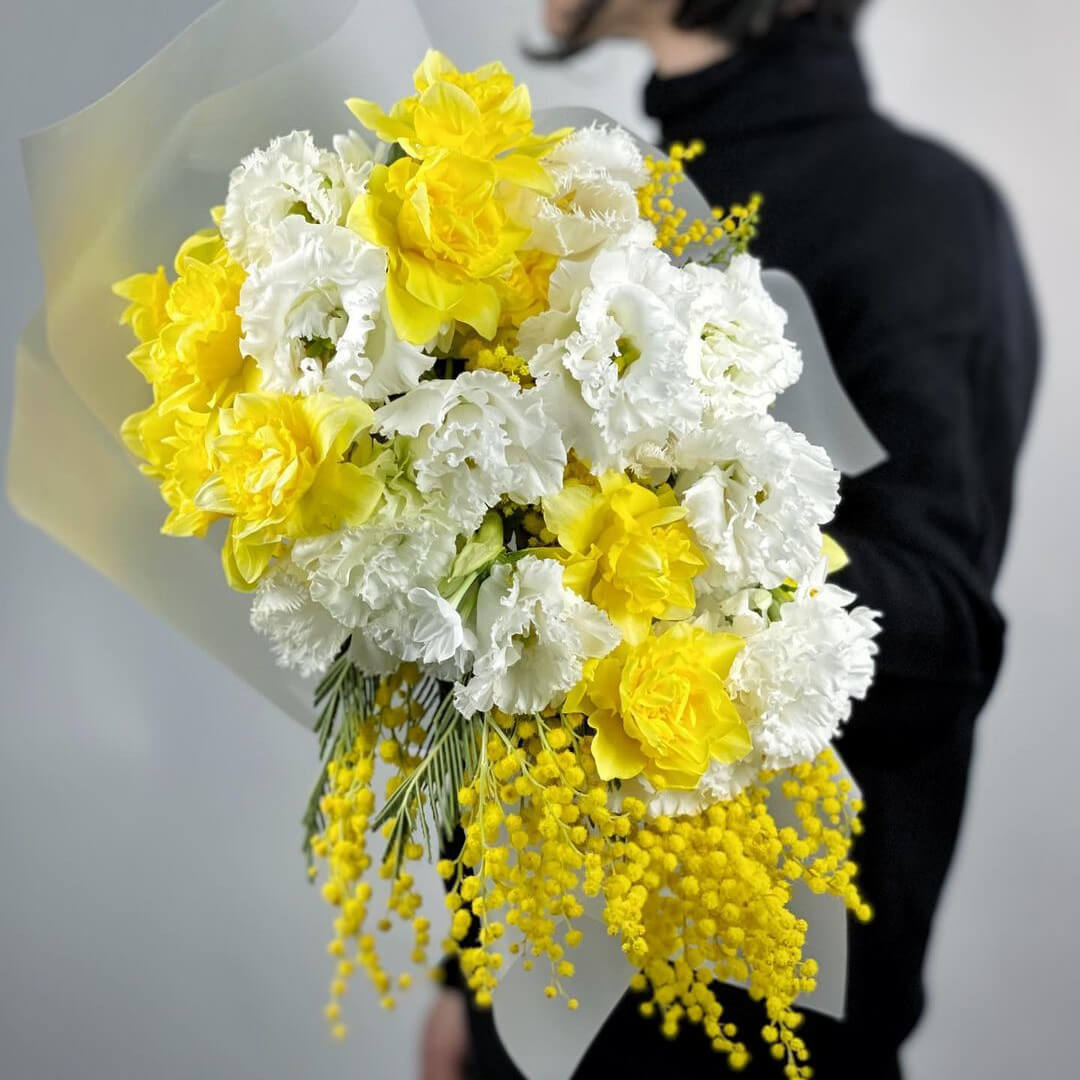 Нарциссы с мимозой в букете - 25 шт.