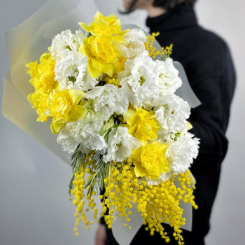 Нарциссы с мимозой в букете - 25 шт. Нарциссы с мимозой в букете - 25 шт.
