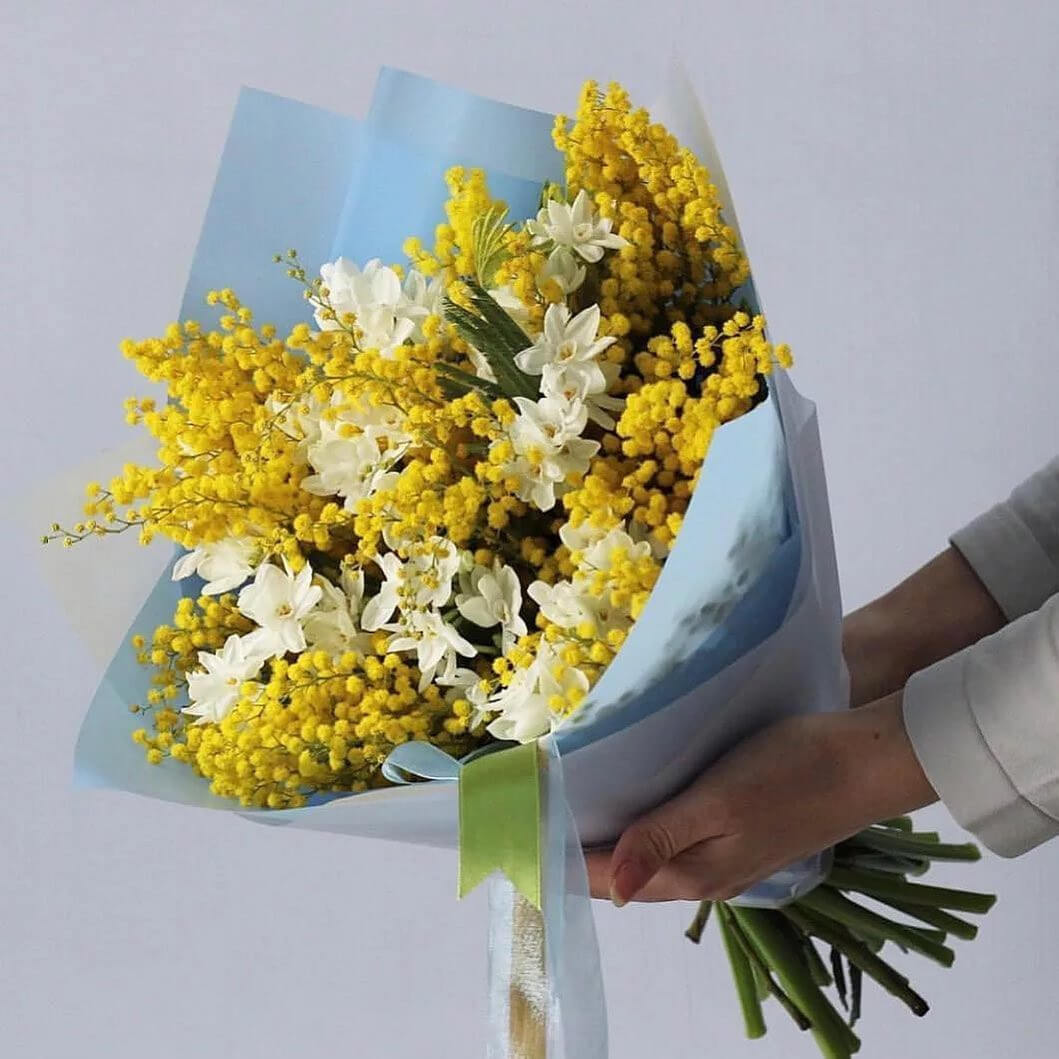 Букет мимоз и нарцисс - 29 шт.