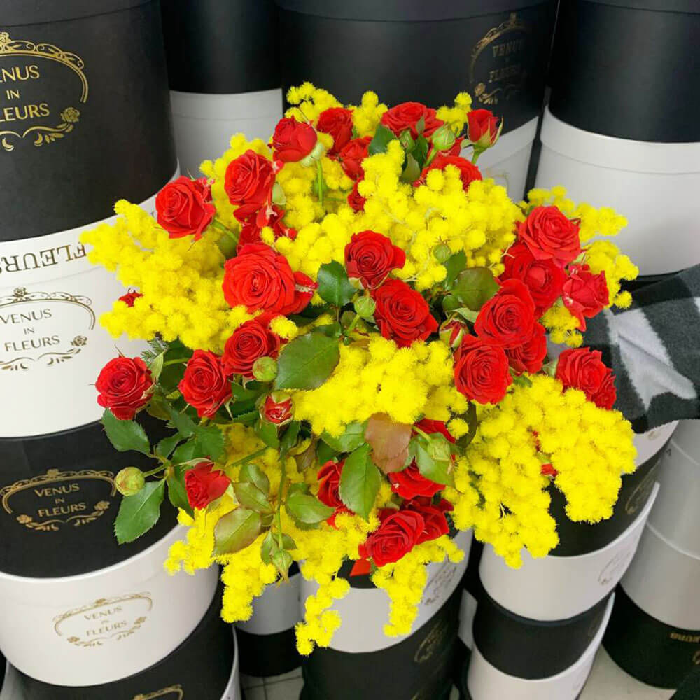Кустовые розы с мимозой - 19 шт.