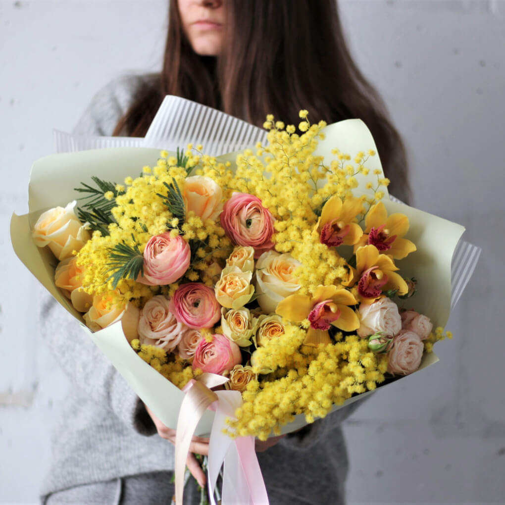 Ранункулюсы с мимозой - 29 шт.