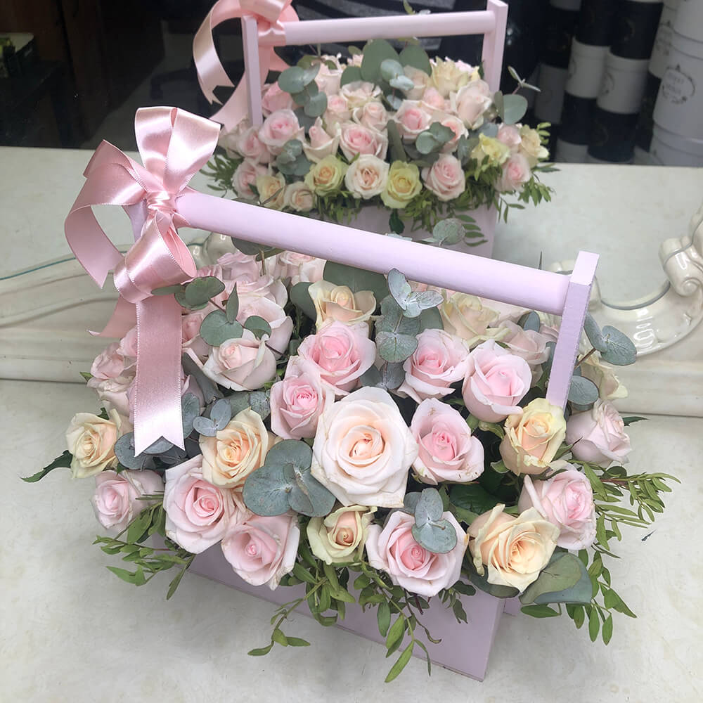 31 белая роза с эвкалиптом в кашпо