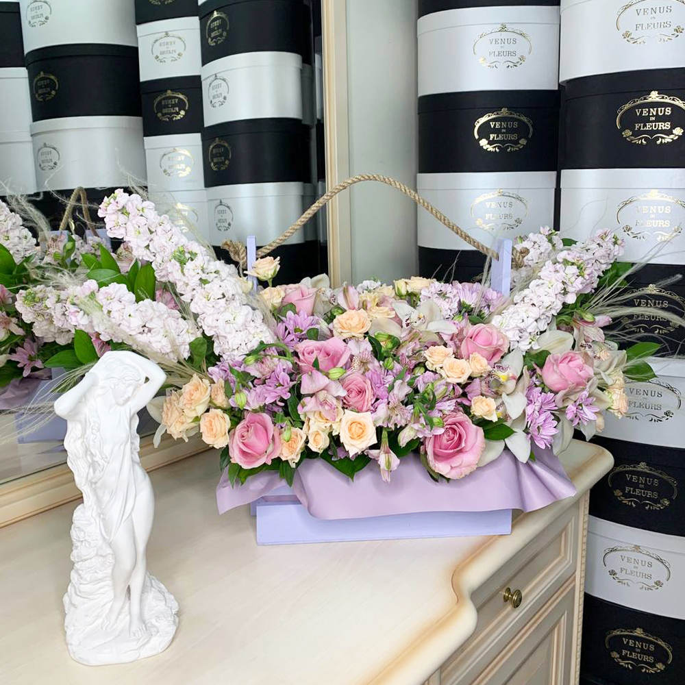 Большой микс цветов в кашпо - 65 шт.