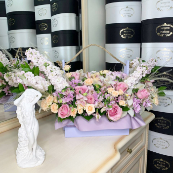 Большой микс цветов в кашпо - 65 шт.