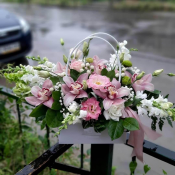 Орхидеи и эустомы в кашпо - 21 шт.