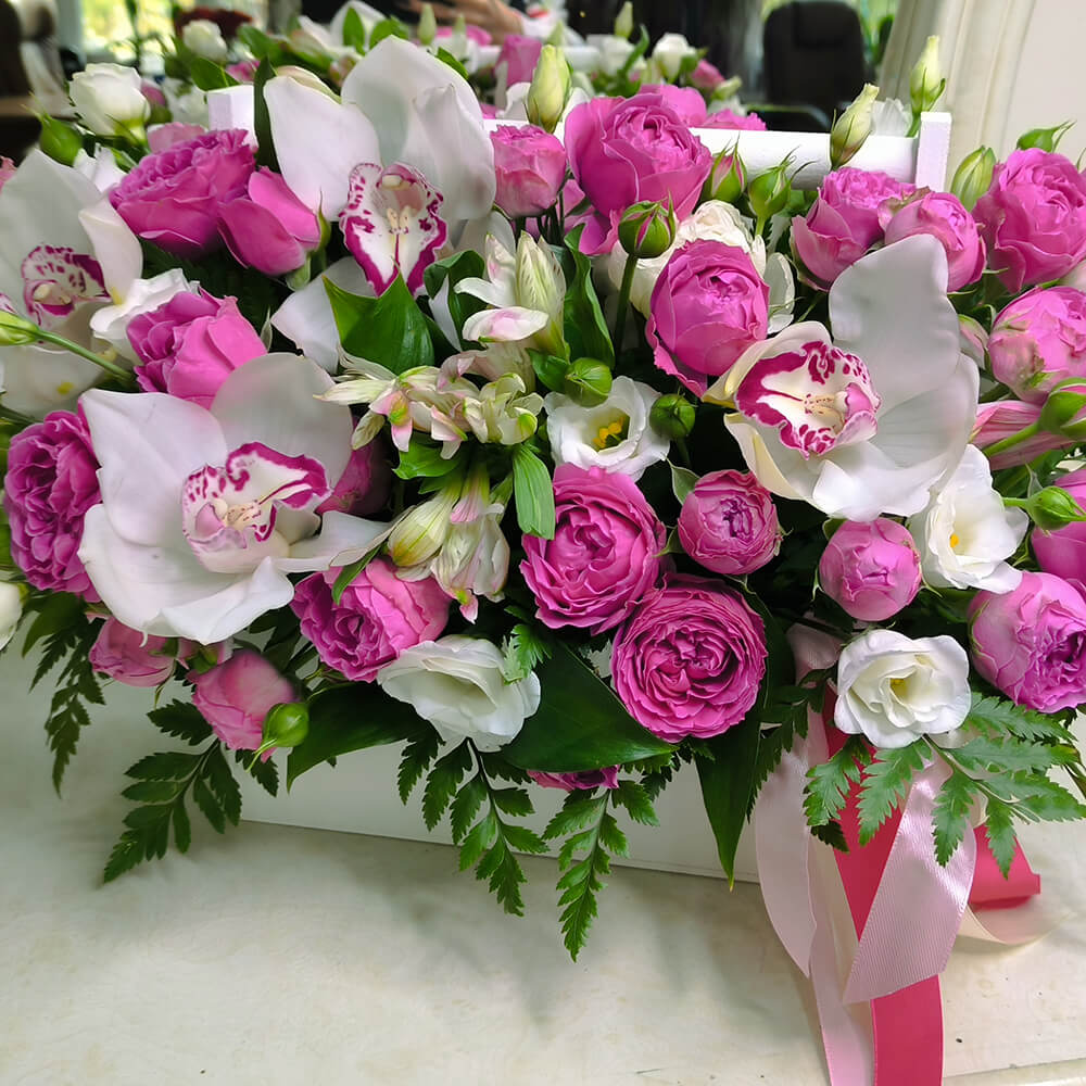 Пионовидные розы с орхидеей - 25 шт.