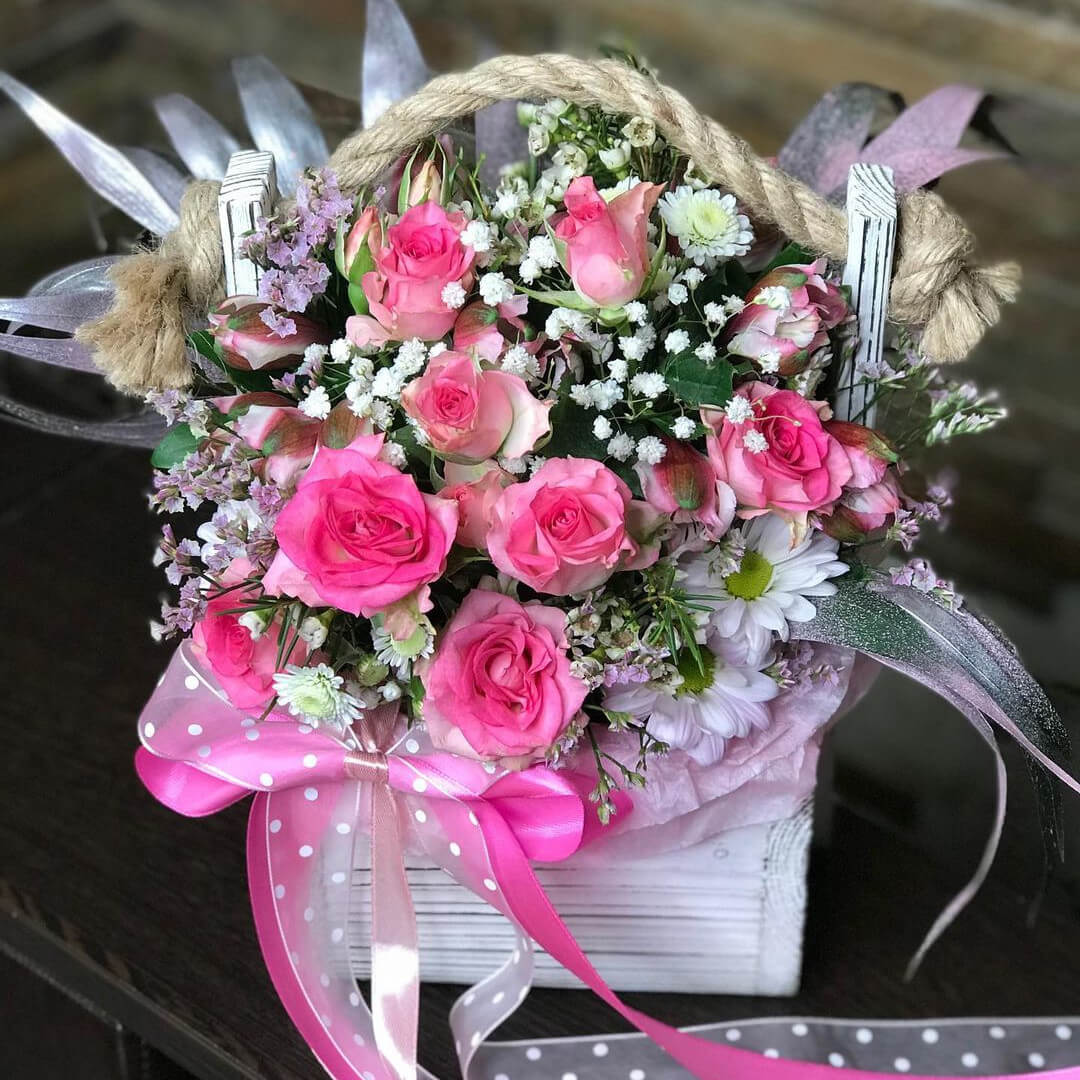 Розы с хризантемами в кашпо - 17 шт.