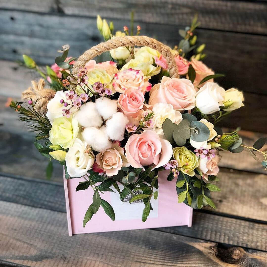 Розы с эустомой в кашпо - 17 шт.