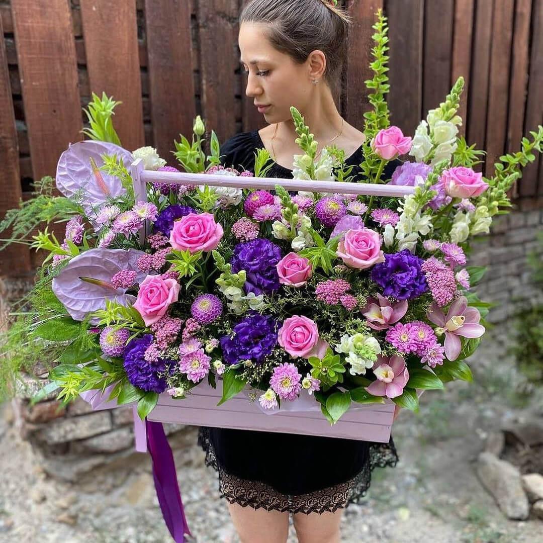 Розы с эустомой в кашпо - 65 шт.