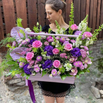 Розы с эустомой в кашпо - 65 шт.